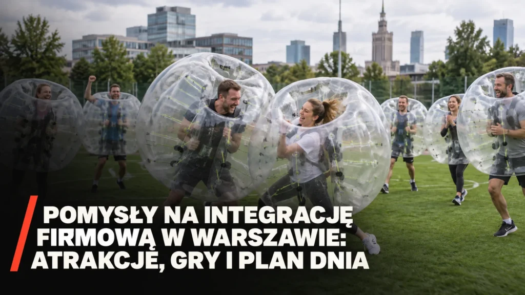 Pracownicy bawiący się razem podczas firmowej gry w bubble football w Warszawie